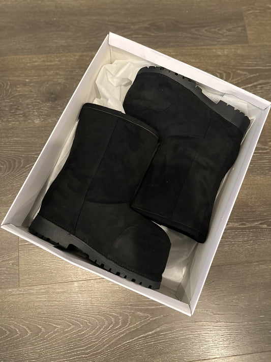 BLACK SHEEP SUEDE BOOTS